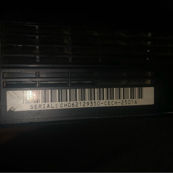 PS3 works perfect hardly used because I rather play Xbox - Picture 4 of 5